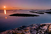 Le isole Lofoten Norvegia. Nei pressi di Andenes (Andoya) alla luce del sole di mezzanotte. 